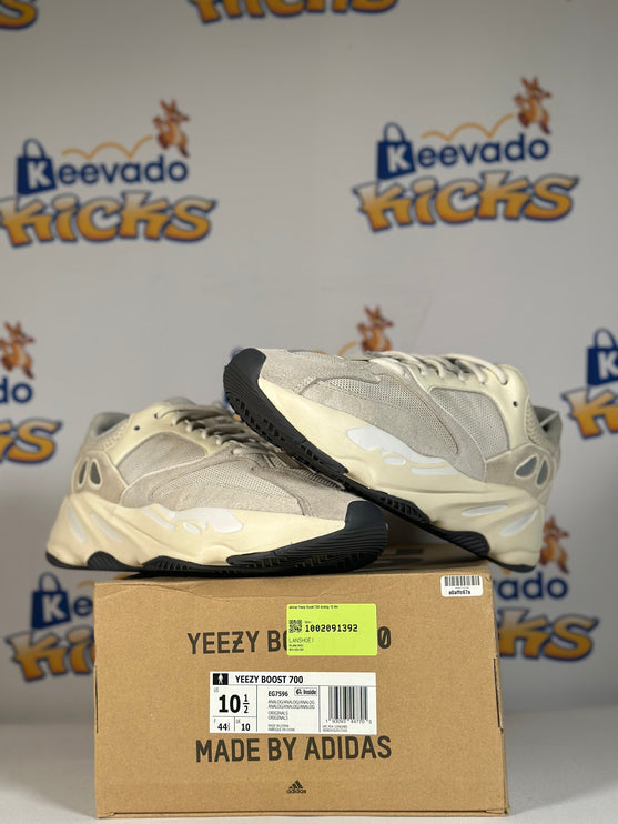 adidas Yeezy Boost 700 Analog 10.5m